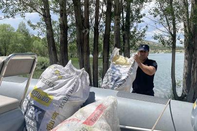 Dalgıç polislerden çevreye örnek davranış