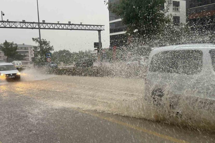 Denizli’de şiddetli yağış trafiği felç etti