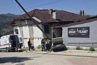 Deponun duvarına çarpan otomobildeki yaşlı karı koca hayatını kaybetti