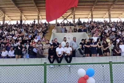 Devrek’te Üniversite öğrencileri mezuniyetlerini kep atarak kutladılar