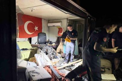 Direğe çarpan otomobilin motoru fırlayıp işçilerin kaldığı barakaya uçtu: 1 ağır yaralı
