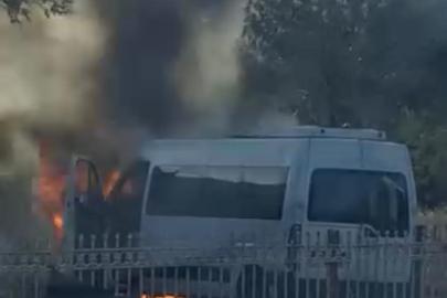 Diyarbakır’da alevlere teslim olan minibüs küle döndü