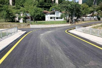 Düzce’de köylerde yol çizgi çalışmaları tamamlanıyor
