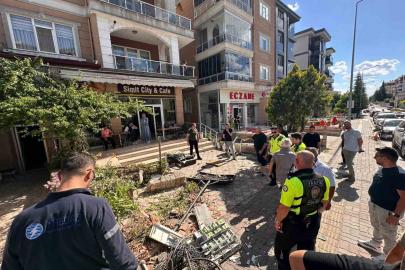 Edirne’de faciadan dönüldü: Freni boşalan kamyon iki araca ardından duvara çarptı