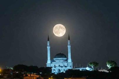 Edremit’te dolunay ve Ulu Cami buluşması görsel şölen sundu
