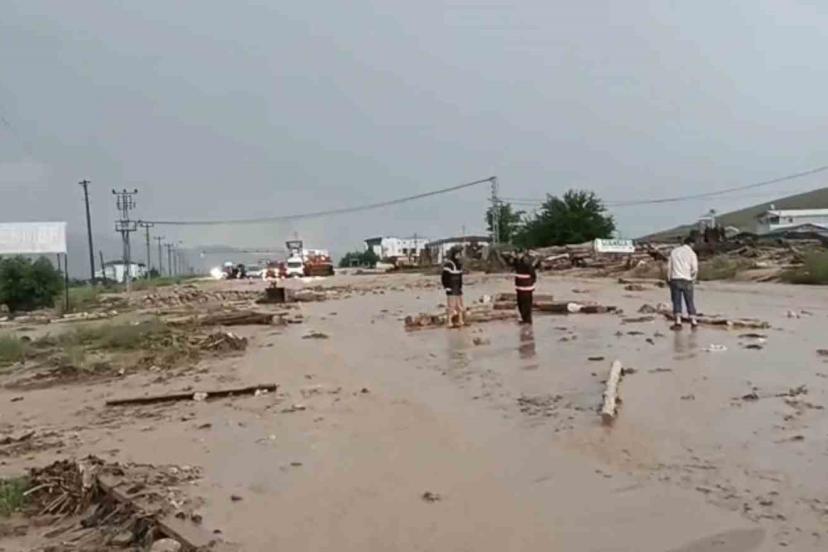 Elazığ-Tunceli yolu sel nedeniyle ulaşıma kapandı