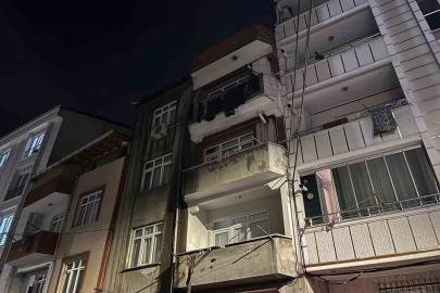 Esenyurt’ta 3 katlı binanın çatısı alev alev yandı