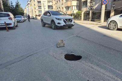 Eskişehir’de yol çöktü, sürücüler zor anlar yaşadı