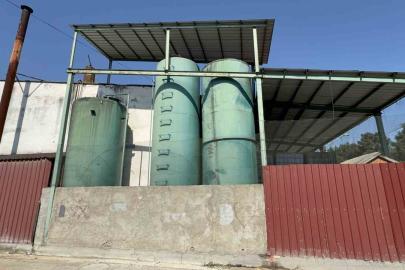 Fabrikayı kurşunladı, sızan kimyasal maddeden polisler hastanelik oldu