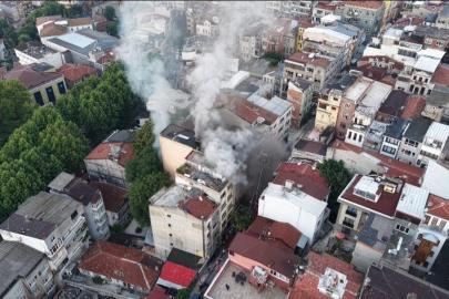 Fatih’te 5 katlı iş hanında yangın: 1 kişi kurtarıldı