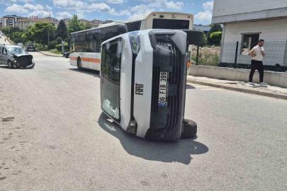 Hafif ticarinin çarptığı PTT aracı yan devrildi