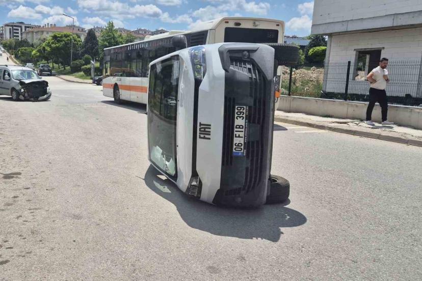Hafif ticarinin çarptığı PTT aracı yan devrildi