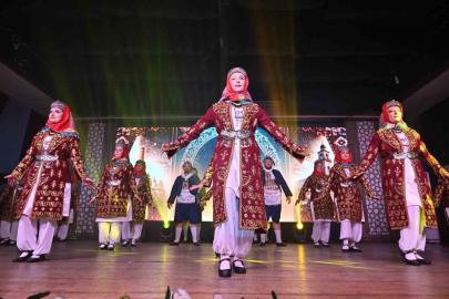 Halk dansları gala gecesi büyüledi