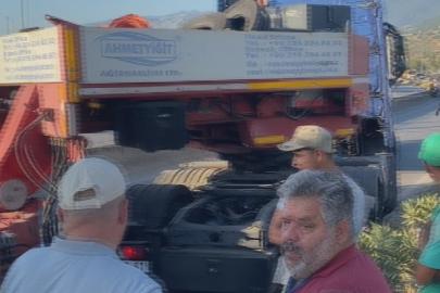 Hatay’da devrilen tır yolu trafiğe kapattı, uzun araç kuyruğu oluştu