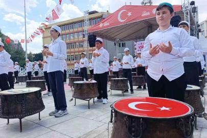 Hatimle pişirilen aşureler vatandaşlara dağıtıldı