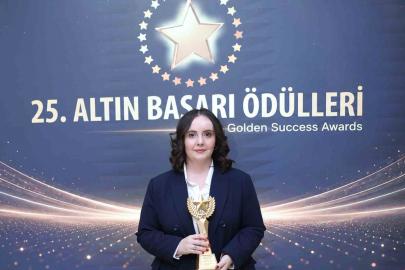 İHA muhabiri Zöhre Alagöz’e "Yılın En İyi Savunma Muhabiri" ödülü verildi