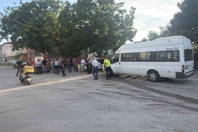 İşçi servisi ile otomobil çarpıştı: 5 yaralı