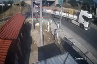 İzmir’de feci kaza: Tıra adeta ok gibi saplandı