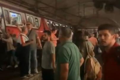 Kadıköy’de metro raydan çıktı, yolcular raylardan yürüyerek tahliye edildi