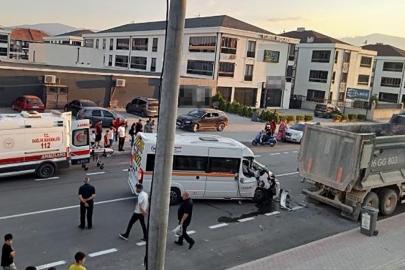 Kamyona arkadan çarpan servisin sürücüsü ağır yaralandı
