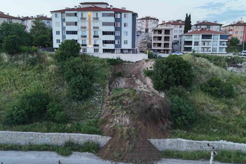 Karabük’te heyelan tehlikesi: Toprak kütlesi yola indi
