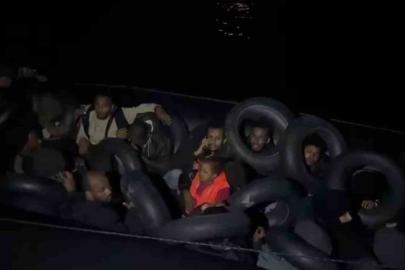 Karaburun açıklarında sürüklenen lastik bottaki 31 göçmen kurtarıldı