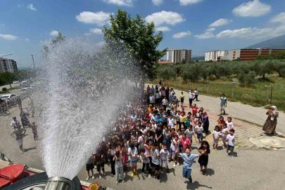 Karne şenliğinde itfaiyeden serinleten sürpriz