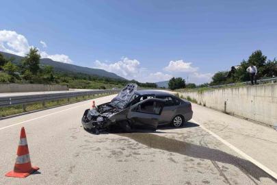 Kastamonu’da otomobil istinat duvarına çarptı: 2 yaralı