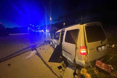 Kayseri’de otomobille hafif ticari araç çarpıştı: 1 ölü, 6 yaralı