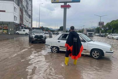 Kayseri’de yağışta araçlarıyla mahsur kalan vatandaşlar kurtarıldı