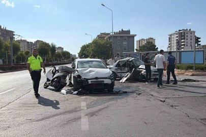 Kayseri’de zincirleme kazada otomobil kağıt gibi ezildi: 5 yaralı