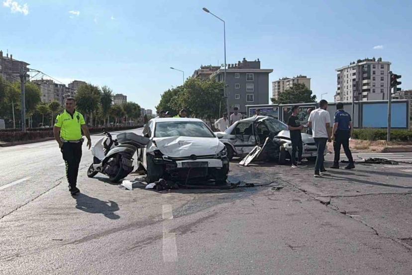 Kayseri’de zincirleme kazada otomobil kağıt gibi ezildi: 5 yaralı