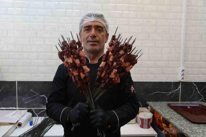 Kilis’te "Dumanı Gör Gel" sloganıyla tanınan ciğerci ustası lezzetin sırrını anlattı