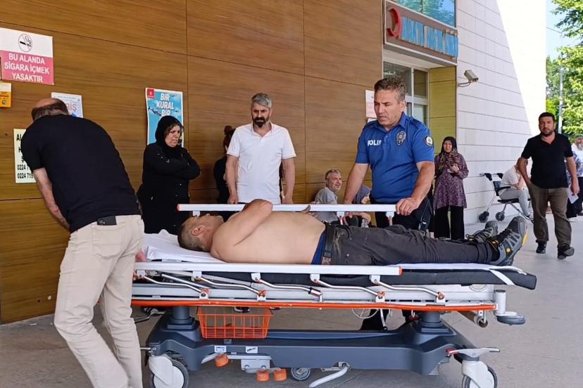 Kiraz toplamak için ağaca çıktı, düşerek ağır yaralandı