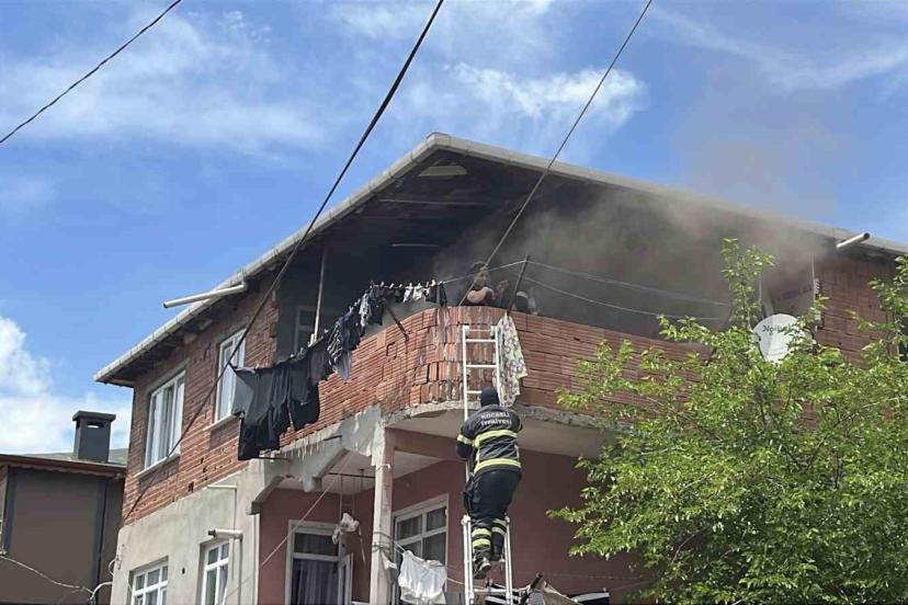 Kocaeli’de korkutan yangın: Balkonda mahsur kalan anne ve bebeği itfaiye kurtardı
