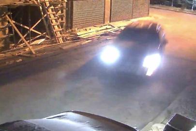 Kontrolden çıkan araç park halindeki motosiklet ve arabaya çarptı: O anlar kamerada