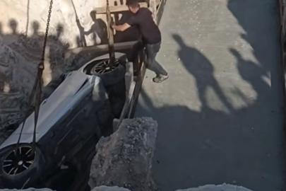 Kontrolden çıkan lüks otomobil köprü inşaatı çukuruna düştü