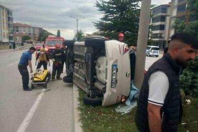 Kulu’da otomobil refüje çıkarak yan yattı: 1 yaralı