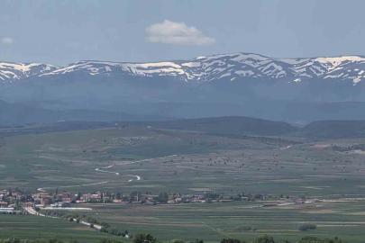 Kütahya’da kartpostallık manzara zirvede kar, ovada bahar