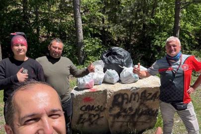 Kütahya’da kirlenen mesire alanını Eskişehirli motosiklet grubu temizledi