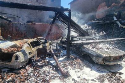 Kütahya’da korkutan yangın: 3 ev hasar gördü, 2 araç küle döndü