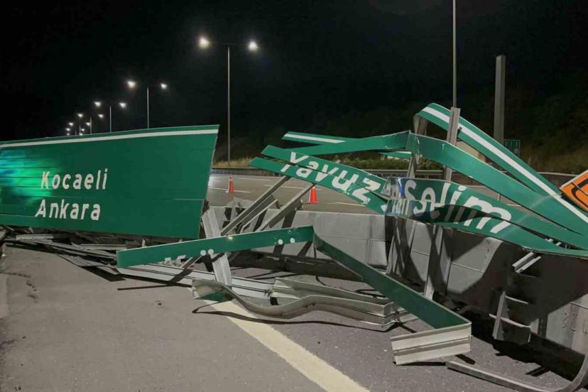 Kuzey Marmara Otoyolu’nda kamyonun açılan damperi tabelaya çarptı: Kapanan yol trafiğe açıldı