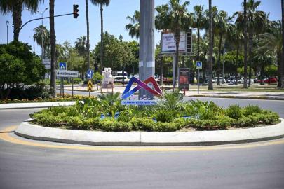 Mersin’i yaz çiçekleri süslüyor