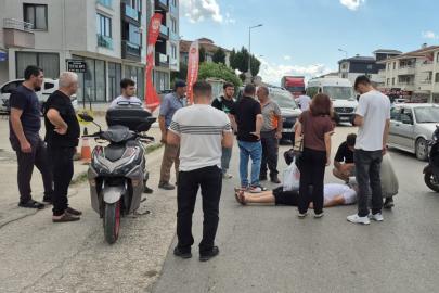 Motosiklet sürücüsü otomobile çarpmamak için frene basınca savruldu: 1 yaralı