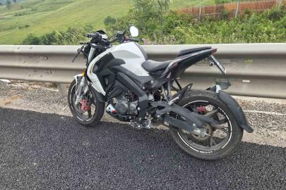 Motosiklet virajda savruldu sürücü ağır yaralı