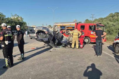 Motosikletin çarptığı otomobil devirildi: 4 yaralı