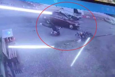 Motosikletlinin ölümden döndüğü kaza kamerada
