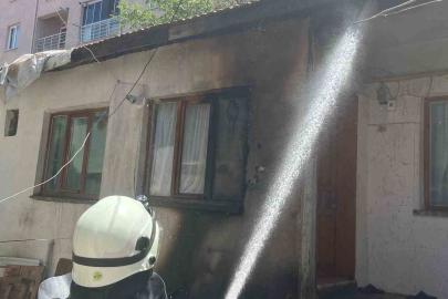 Müstakil evin çatısına çıkan yangın büyümeden söndürüldü