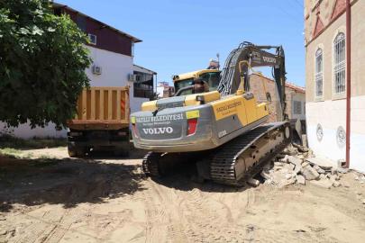 Nazilli’de yol yenileme çalışmaları sürüyor