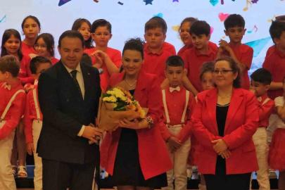 Öğrenciler sahnede devleşti, Maarif Öğrenci Korosu büyük ilgi gördü
